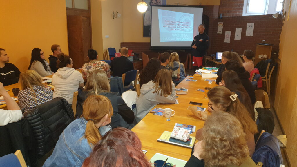 Uczestnicy kursu podczas zajęć prowadzonych przez Wrocławskie Stowarzyszenie Wychowawców.