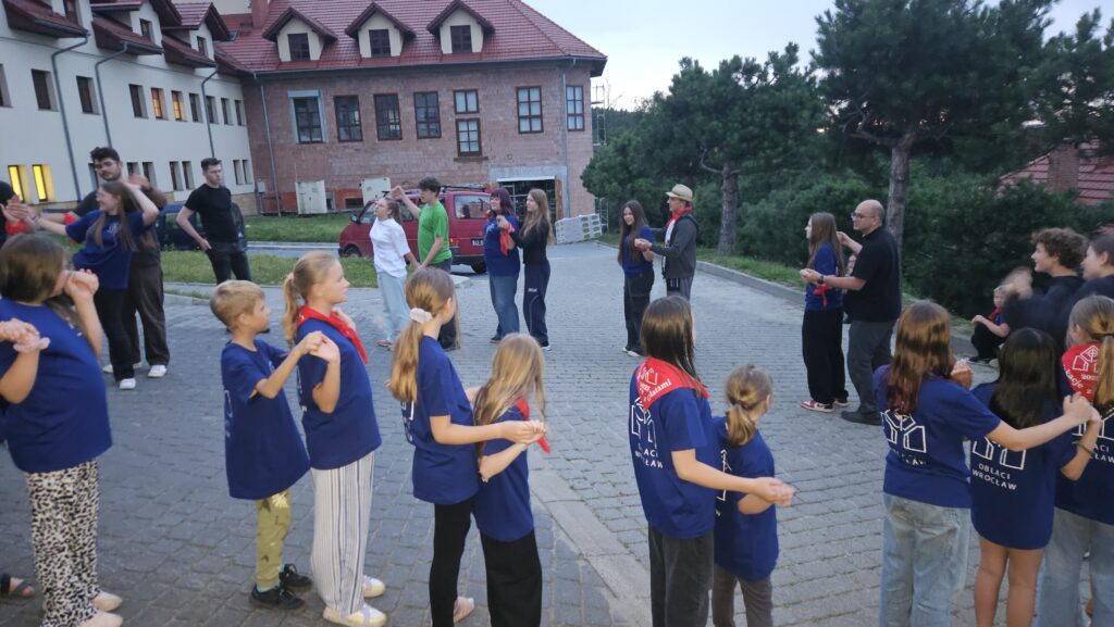 Uczestnicy warsztatów i działań edukacyjnych organizowanych przez Wrocławskie Stowarzyszenie Wychowawców.